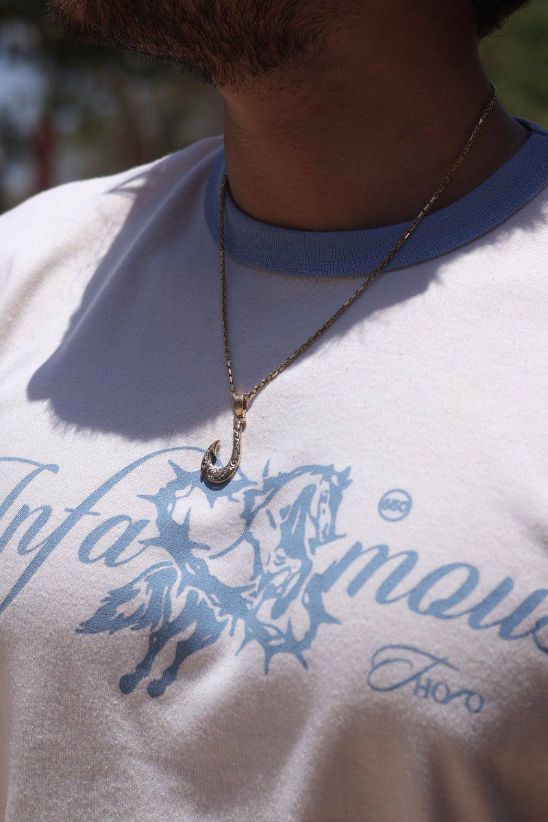 Dije Hawaiano Hook con Oro Negro